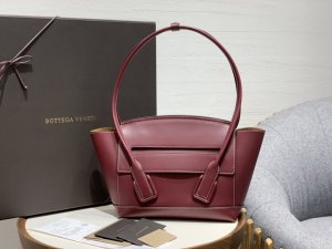 BOTTEGA VENETA ARCO 33 BAG PLAIN IN RED