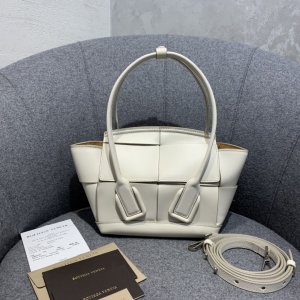 BOTTEGA VENETA ARCO 29 BAG PLAIN IN white