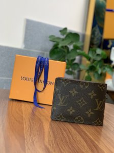 LOUIS VUITTON Monogram SHORT WALLET