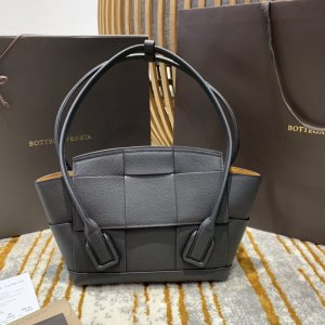 BOTTEGA VENETA MEDIUM ARCO 33 BAG IN LYCHEE GRAIN Black