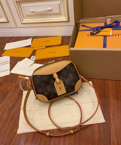 LOUIS VUITTON CROSSBODY BAG monogram