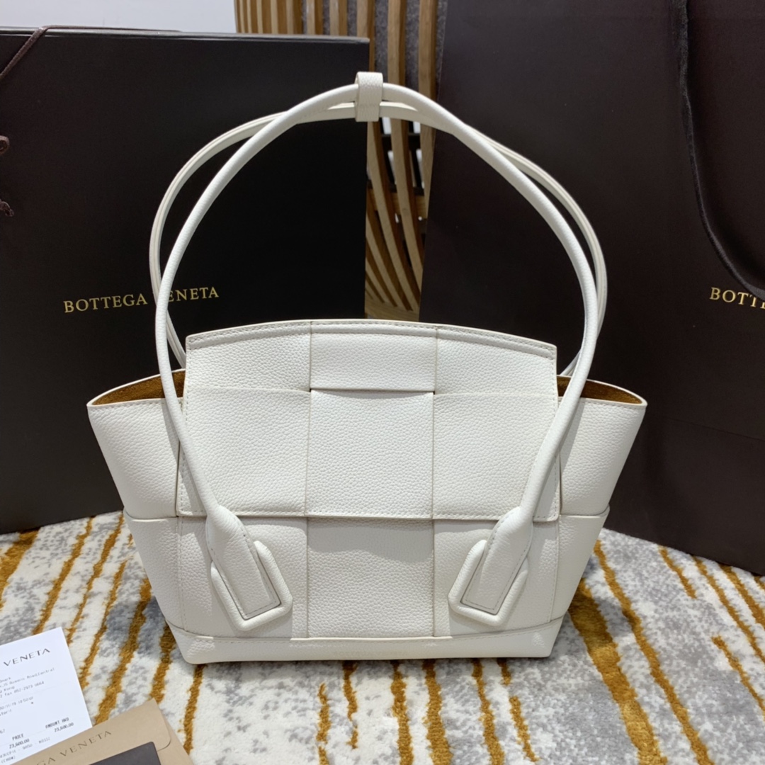 BOTTEGA VENETA MEDIUM ARCO 33 BAG IN lychee grain WHITE