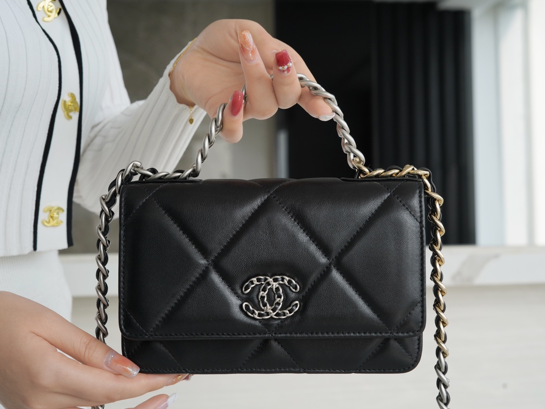 CHANEL 19 MINI CLUTCH